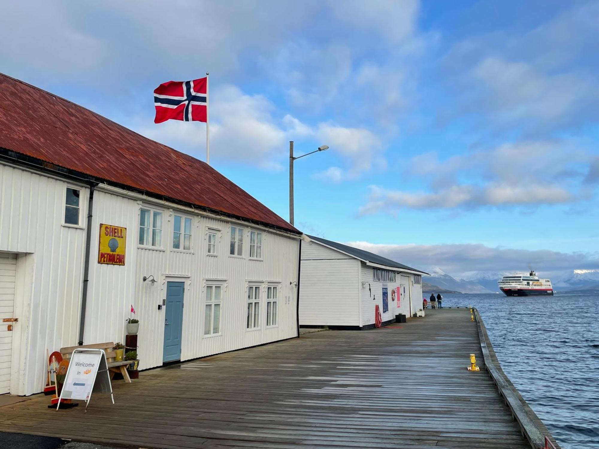 1. Etg I Dampskipsbrygga, Lodingen Havn Esterno foto